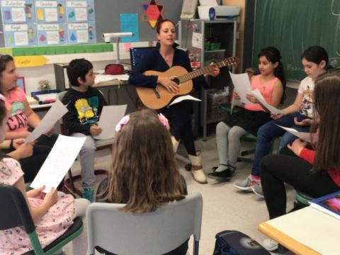 Frau Weber nutzt auch die Gitarre und den Gesang für ihren Unterricht ;)
