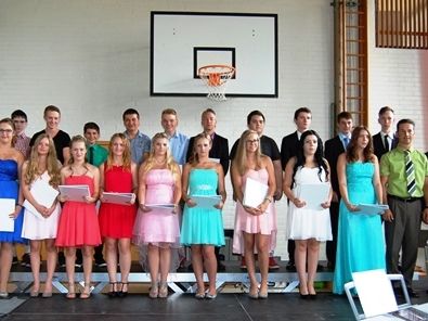 Die Entlassschüler mit Schulleitung, Elternsprecherin Nicole Peer, den Bürgermeistern und "ausgezeichneten" Schülern