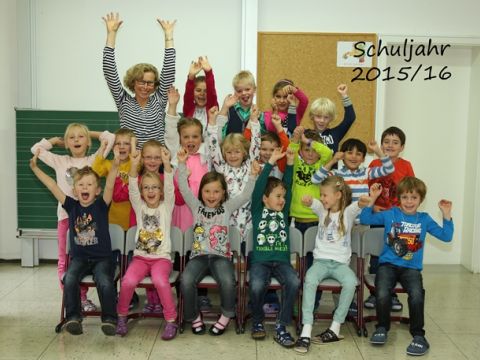 Fröhliche Einschulung der 19 Erstklässler mit ihrer Lehrerin Beate Nunweiler in der Schule Bubach