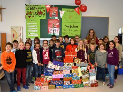 Klassenleiterin Frau Holaka mit Ihren stolzen Sammlern, den Schülen der Klasse 5a