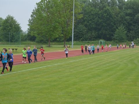 Die Kleinen sind beim "Lauf dich fit" - Projekt nicht zu bremsen ;)