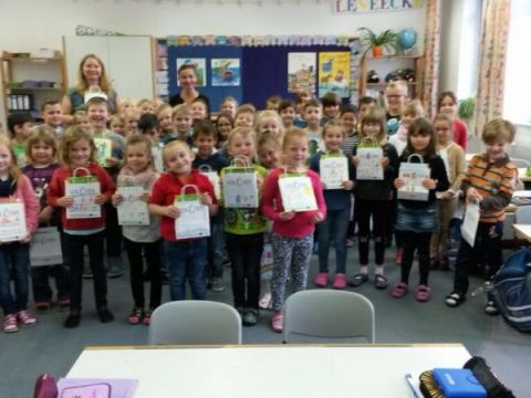 Die Erstklässler freuten sich sehr über das Geschenk ;) Leider ist das Bild unscharf :(